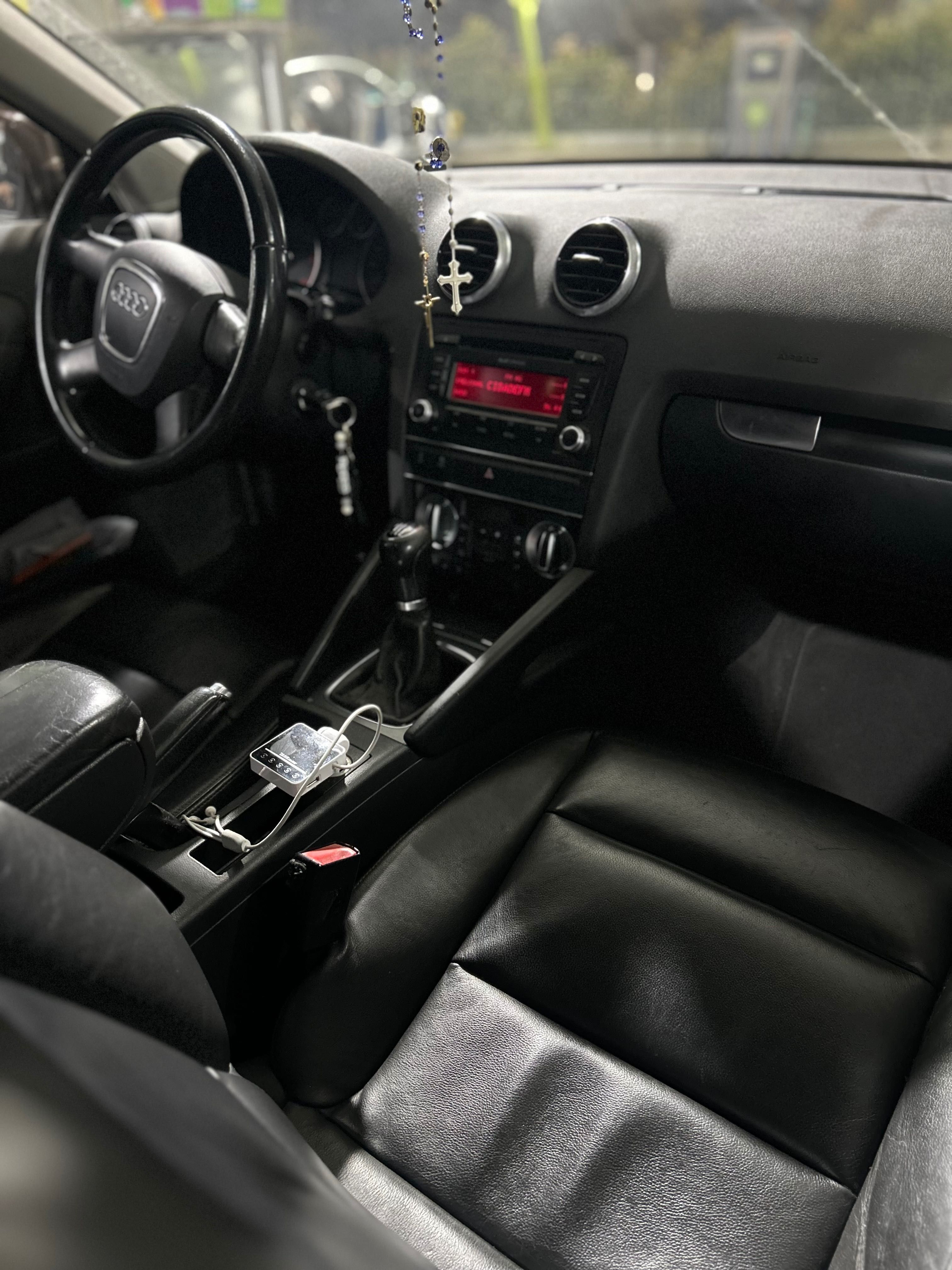 Audi A3, 2013 com
180.000 km, Impecável!