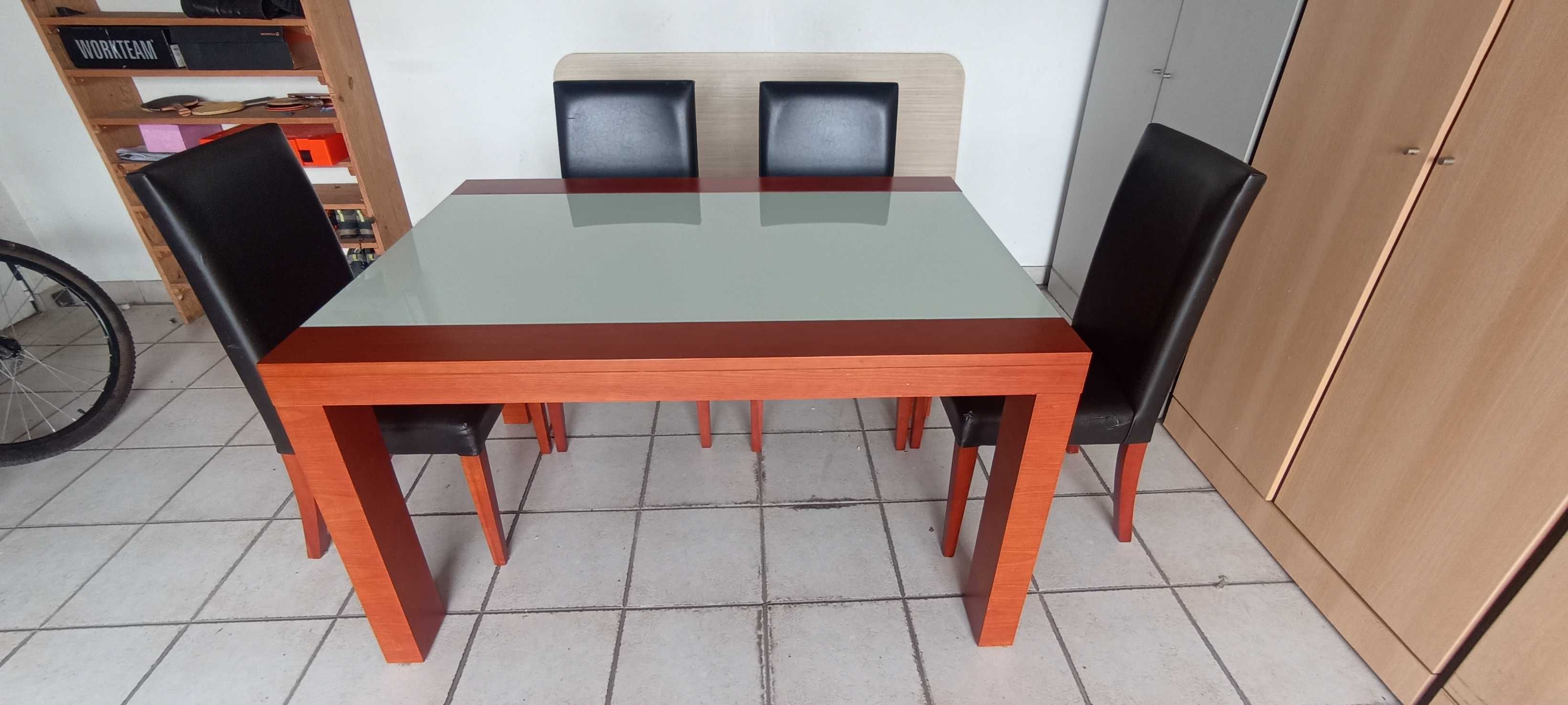 Mesa de jantar folheada a cerejeira