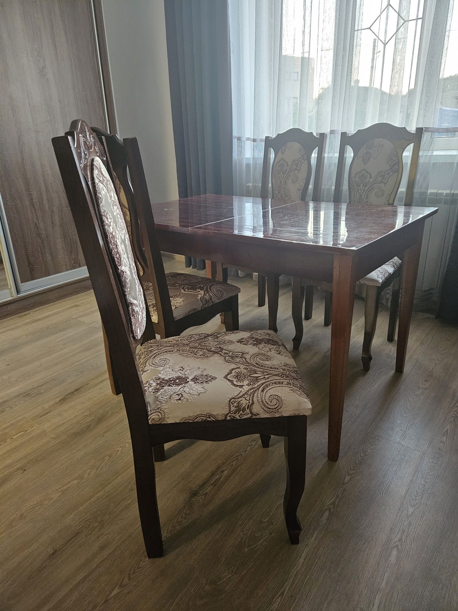 Продам стіл і 4 стільці