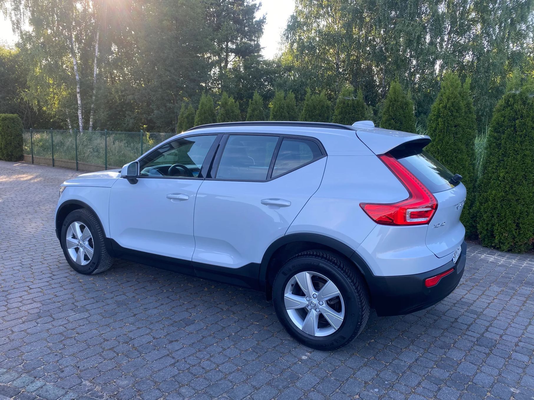 Volvo XC 40 LEDY NAVIGACJA AUTOMAT Perła Metalik Kamera Zarejestrowane w Kraju