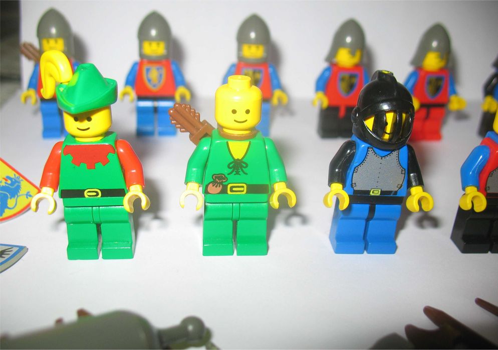 Conjunto Lego Vintage- 13 Minifiguras e vários Acessórios (Anos 80/90)