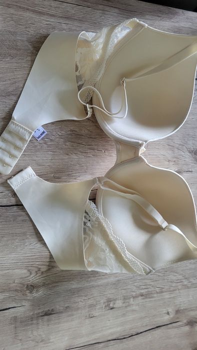 Продаю бюст,розмір 90С