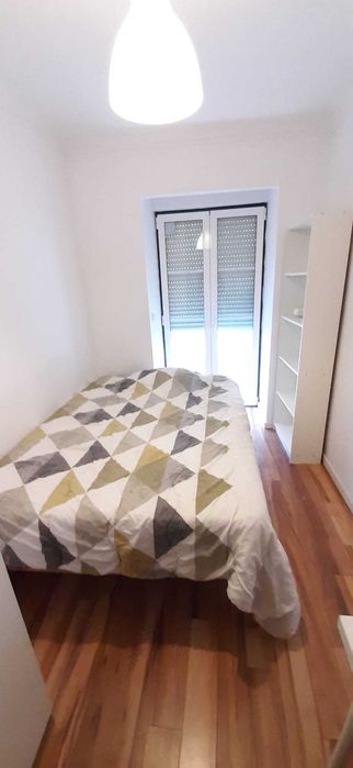 Quarto bem equipado. Metro Picoas Centro Lisboa. Caução.