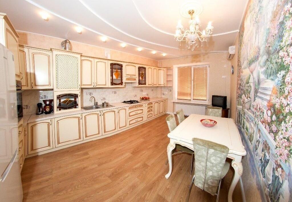 3-к, вул. Європейська 40в, Центр