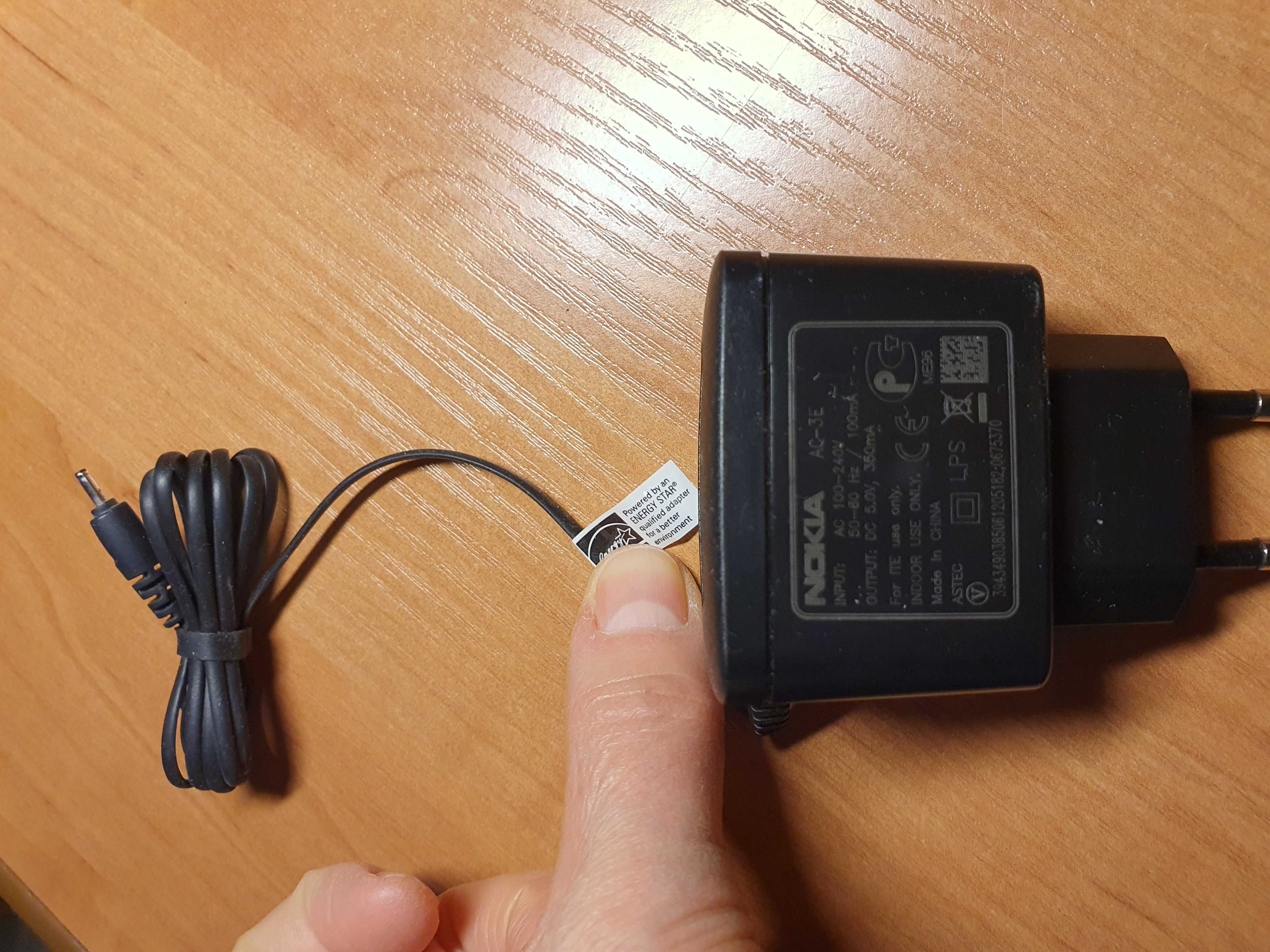 продам 2 зарядны[ устройства к старым  телефонам Nokia