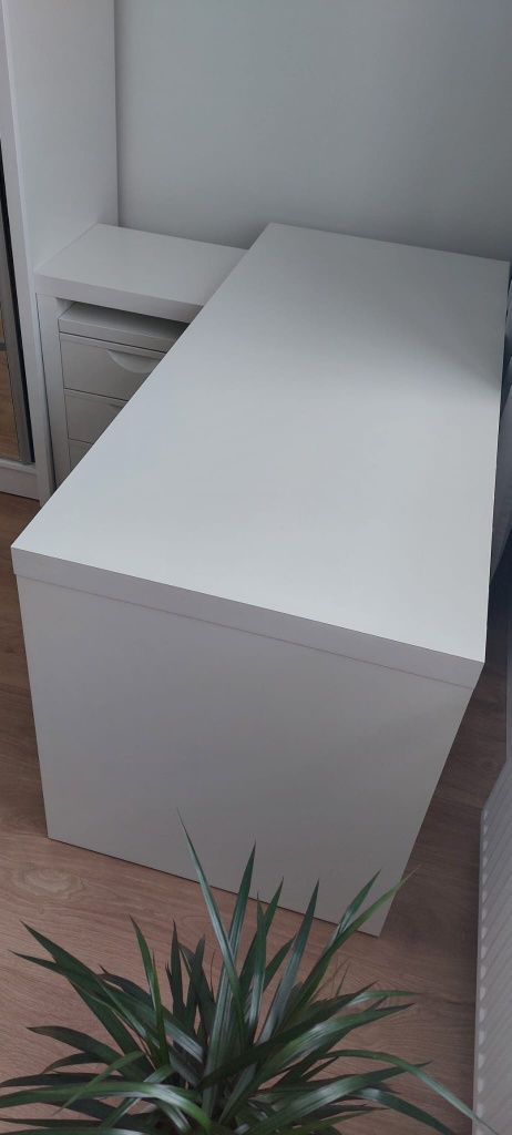 Biurko białe z wysuwanym panelem ikea malm