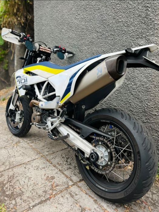 Husqvarna 701 supermoto