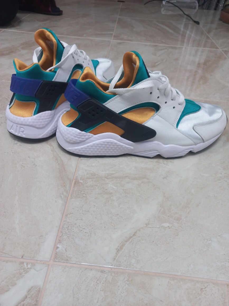 Кросівки чоловічі NIKE AIR HUARACHE DD1068-110