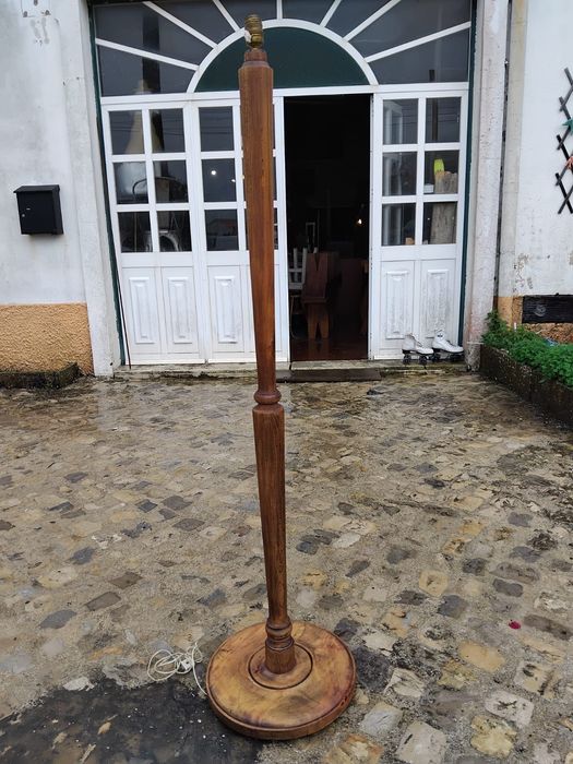 Candeeiro de pé alto