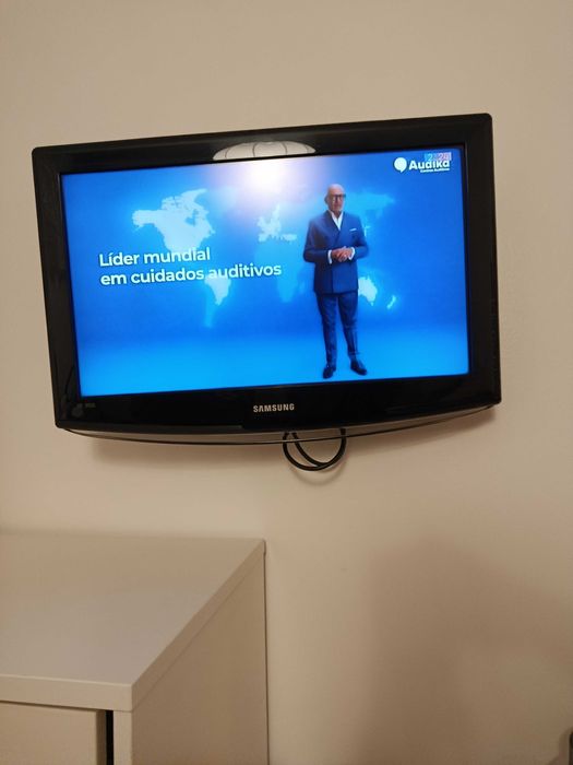 Televisão para parede de quarto ou sala .