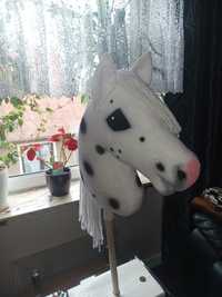 Hobby horse A3 biały w plamki z kijem