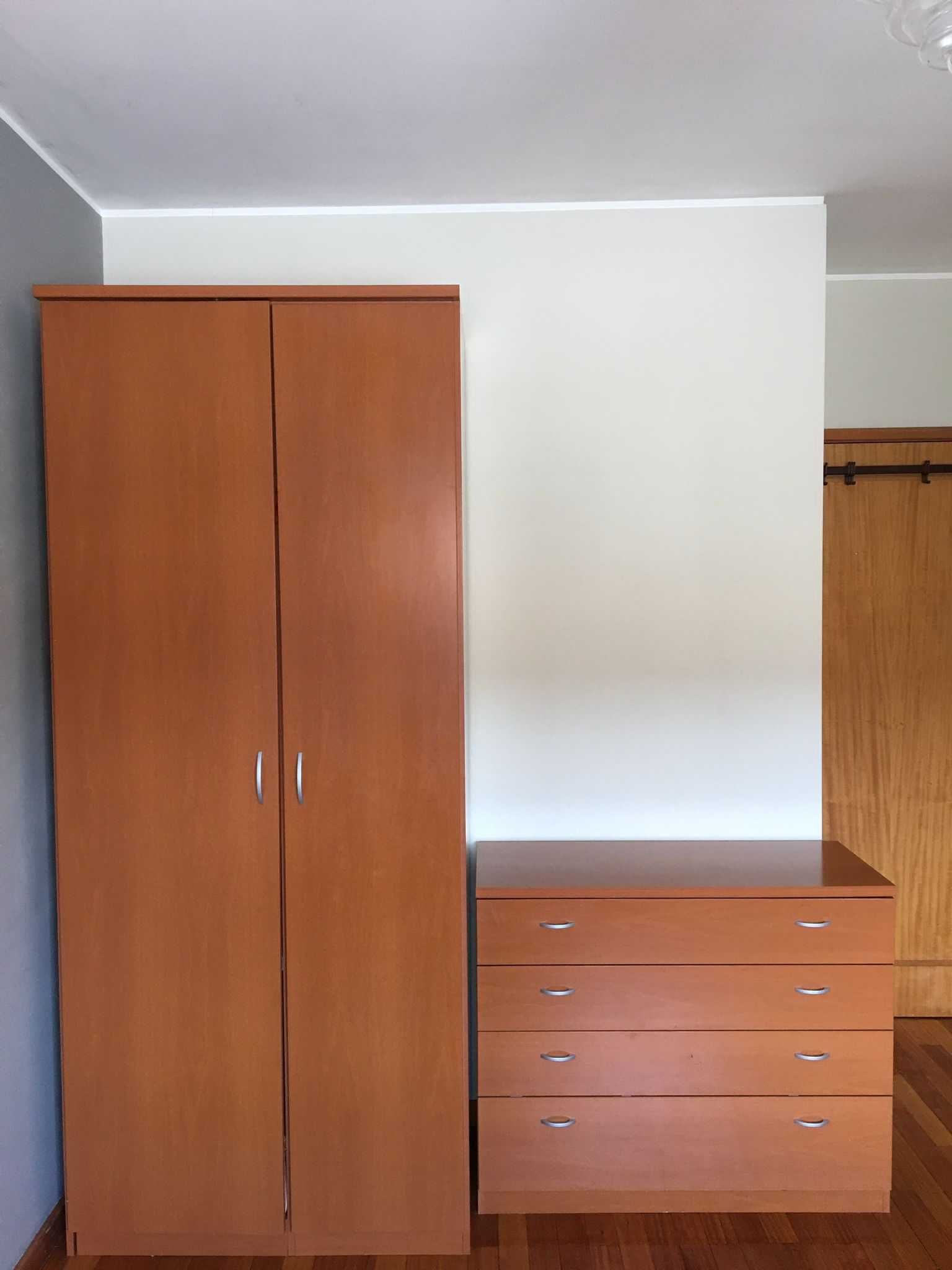 Conjunto armário, cómoda e mesinha de cabeceira