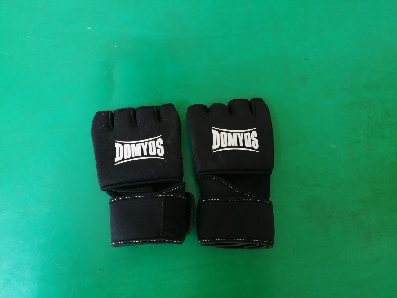 Saco de boxe com suporte de parede e luvas