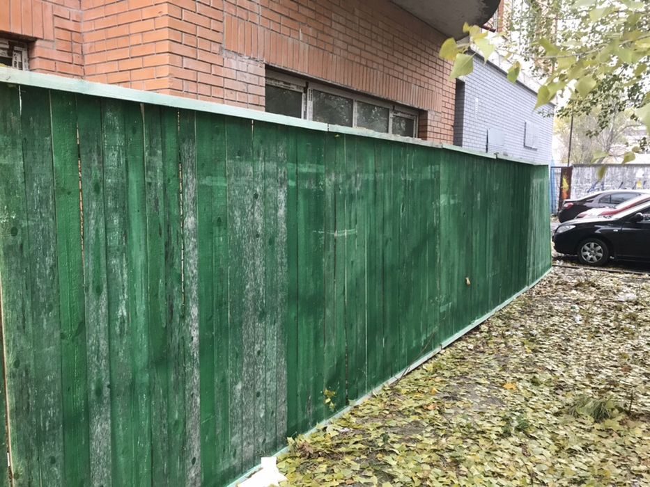Забор зелёный с установкой.