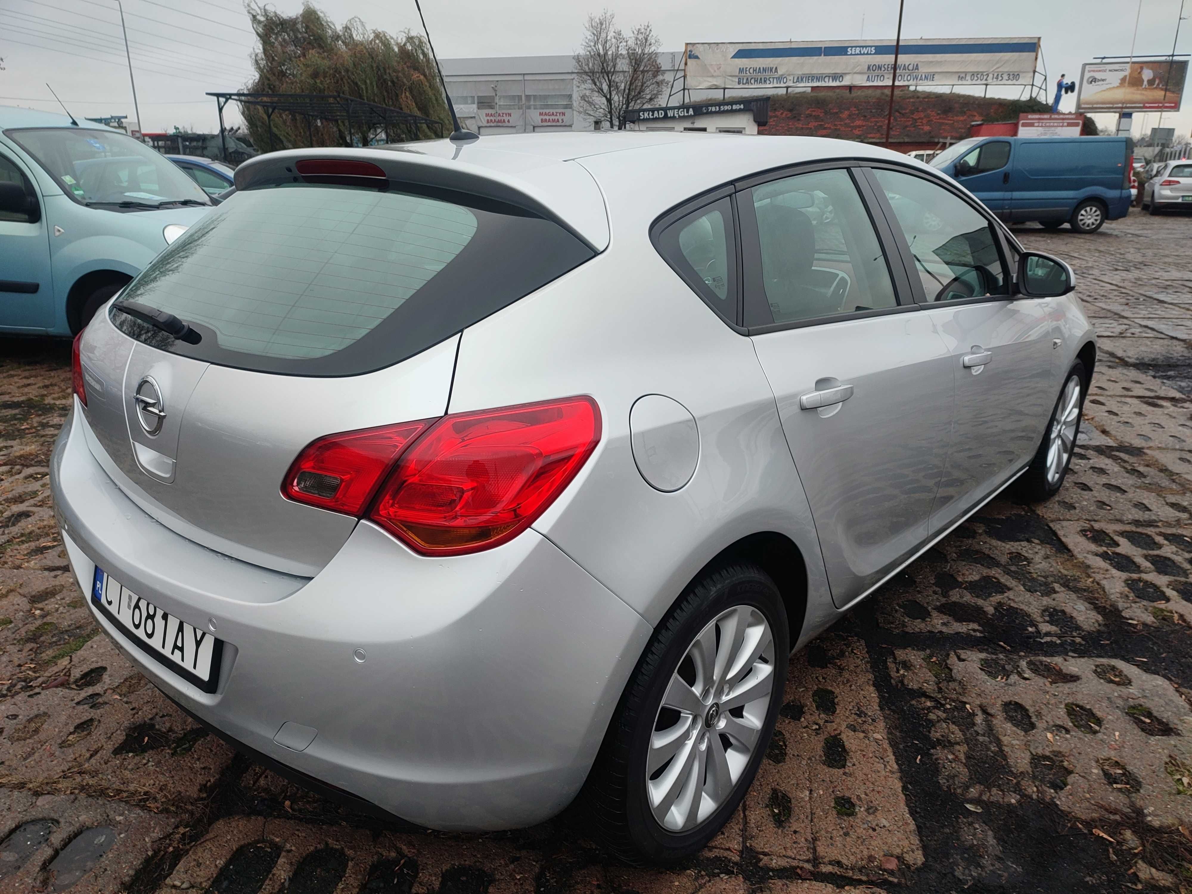 Opel ASTRA IV 4 J 2010 rok 1,6 benzyna 116 kM 5 drzwi KLIMA zarejestro