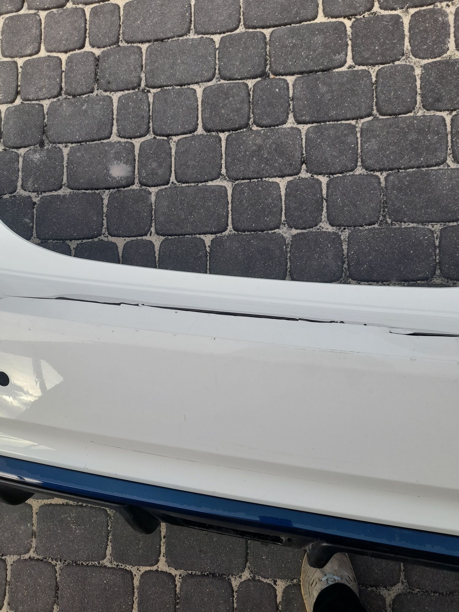 Tylni zderzak Nissan Leaf II 2021 biały oryginalny lekko pekniety