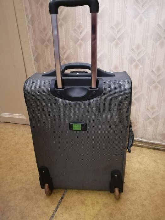 Продам чемодан средней величины, б/у.