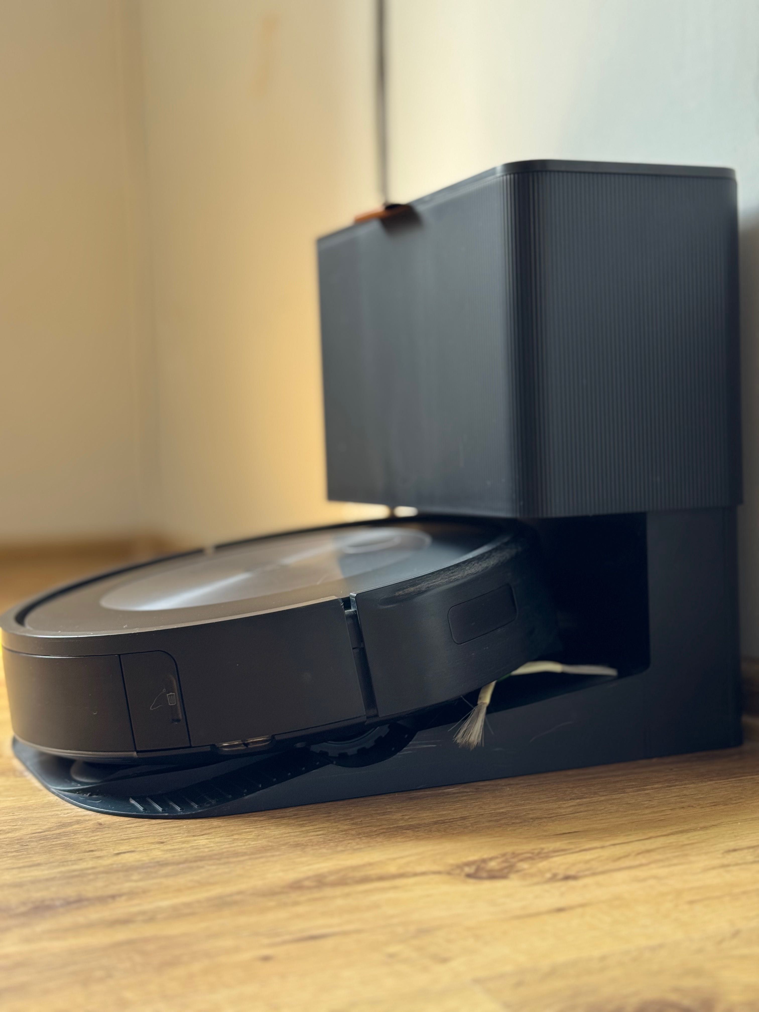 Робот пилосос iRobot Roomba j7+ (із базою самоочищення)