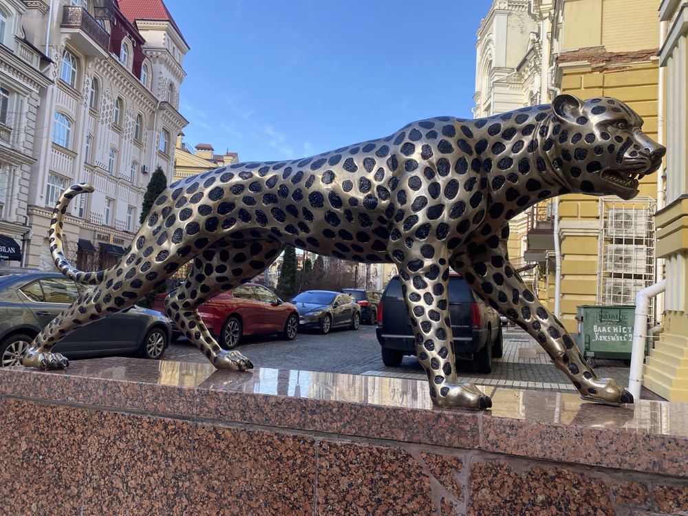 Скульптура «Бронзовий леопард» в натуральний зріст 1м70см