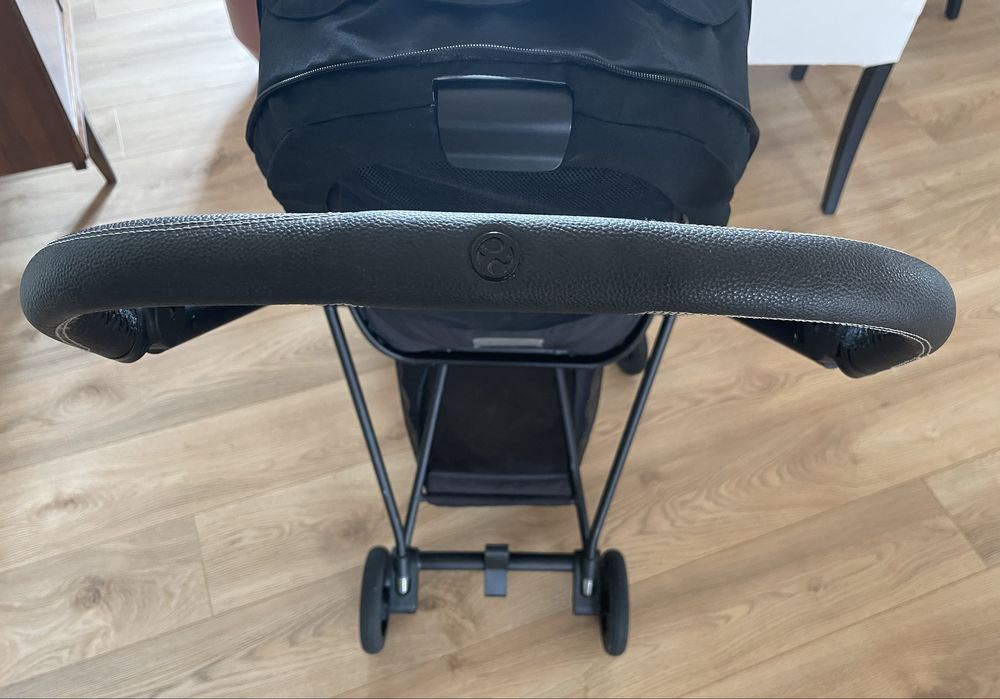 Carrinho passeio Cybex - modelo Mios, cor preta, muito bom estado