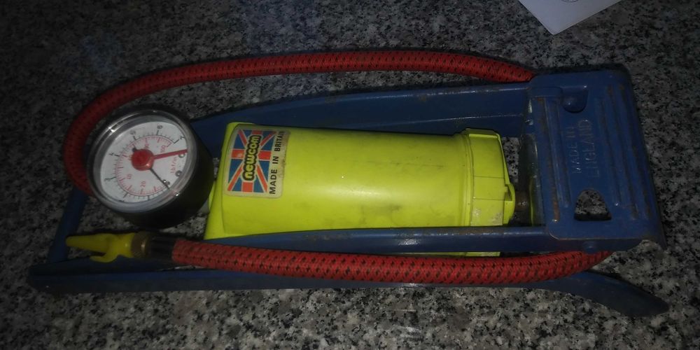 Pedaleira de ar comprimido com manómetro analógico