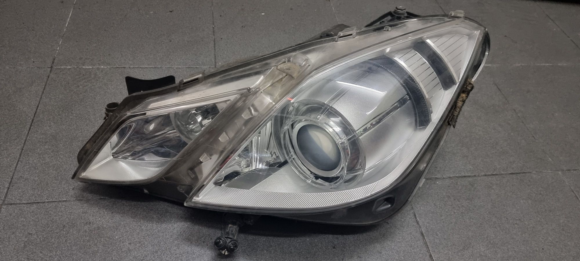 Farol bi-xenon Mercedes E