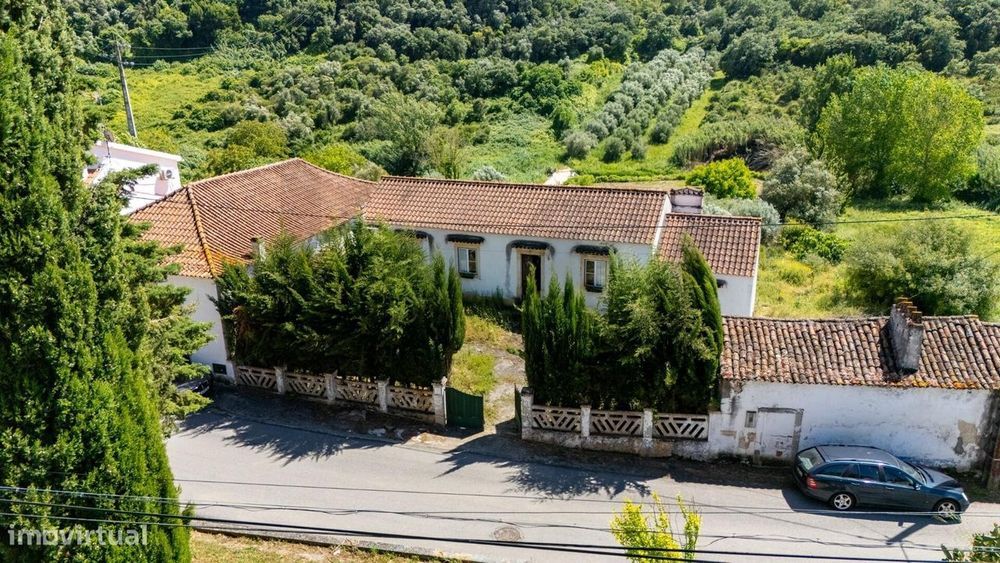 Refúgio Rural em Almoster – Duas Moradias Tradicionais com Potencial Ú