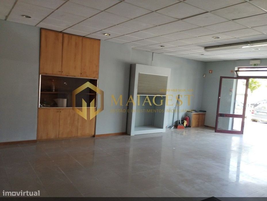 Loja em S. Mamede Infesta com 2 Escritórios