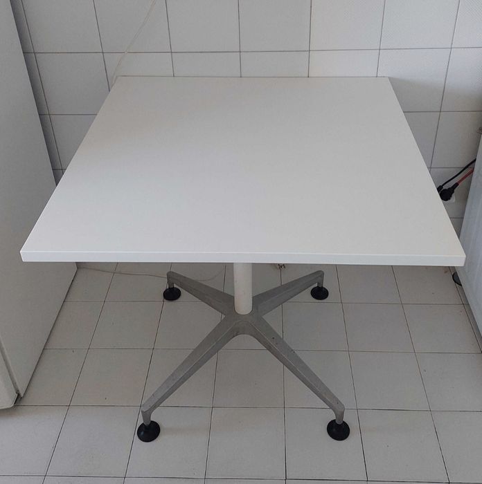 Mesa Herman Miller interior exterior cozinha quadrada branca 80x80x73