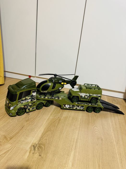 Samochód lawetą militarna.