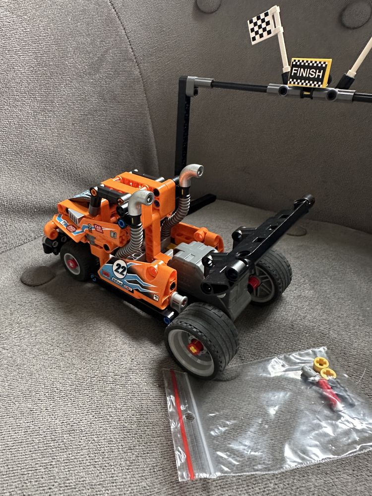Lego technic 42104 ciężarówka wyścigowa.