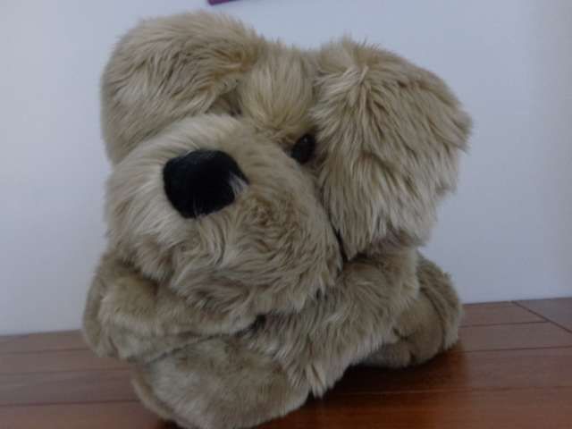 Cão grande em peluche