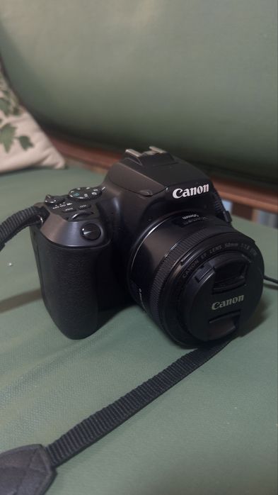 Câmara Canon 250D (SL3) + 50mm IS STM