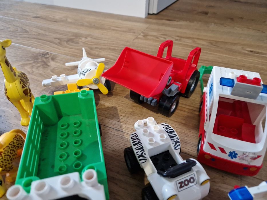 Ogromny zestaw LEGO, liczne postacie, szpital, zoo, kolejka
