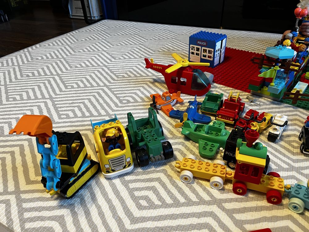 Wielki klocków lego duplo- pociągi, koparka, traktor, samoloty itd.