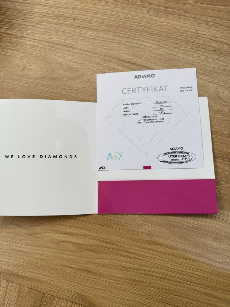 Pierścionek zaręczynowy z brylantem-diamenty