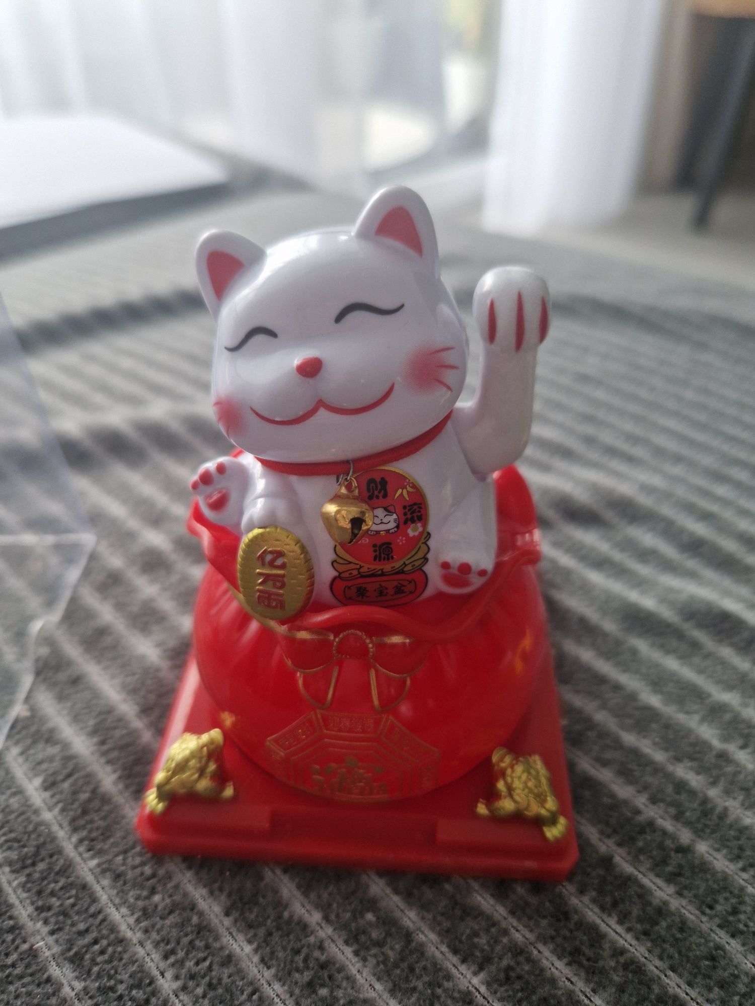 Manekin Neko, lucky cat, szczęśliwy kot machający łapką!