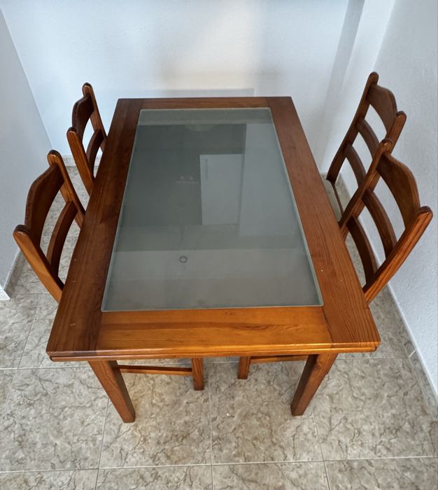 Mesa extensivel de madeira e tampo de vidro e quatro cadeiras