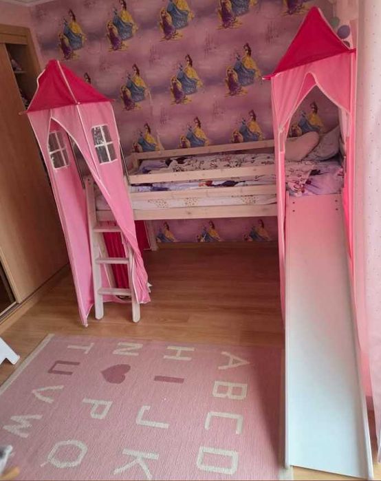 Cama beliche princesa com escorrega de criança