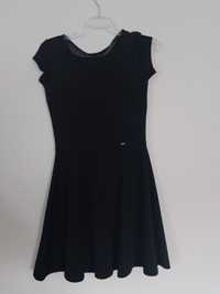 Czarna klasyczna sukienka z siateczkowymi tyłem