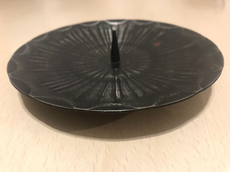 Świeczniki z kutej stali w kolorze czarnym i czerwonym.