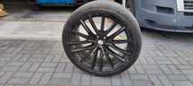 Felga z oponą 275/35 22 cale BMW X6 2024