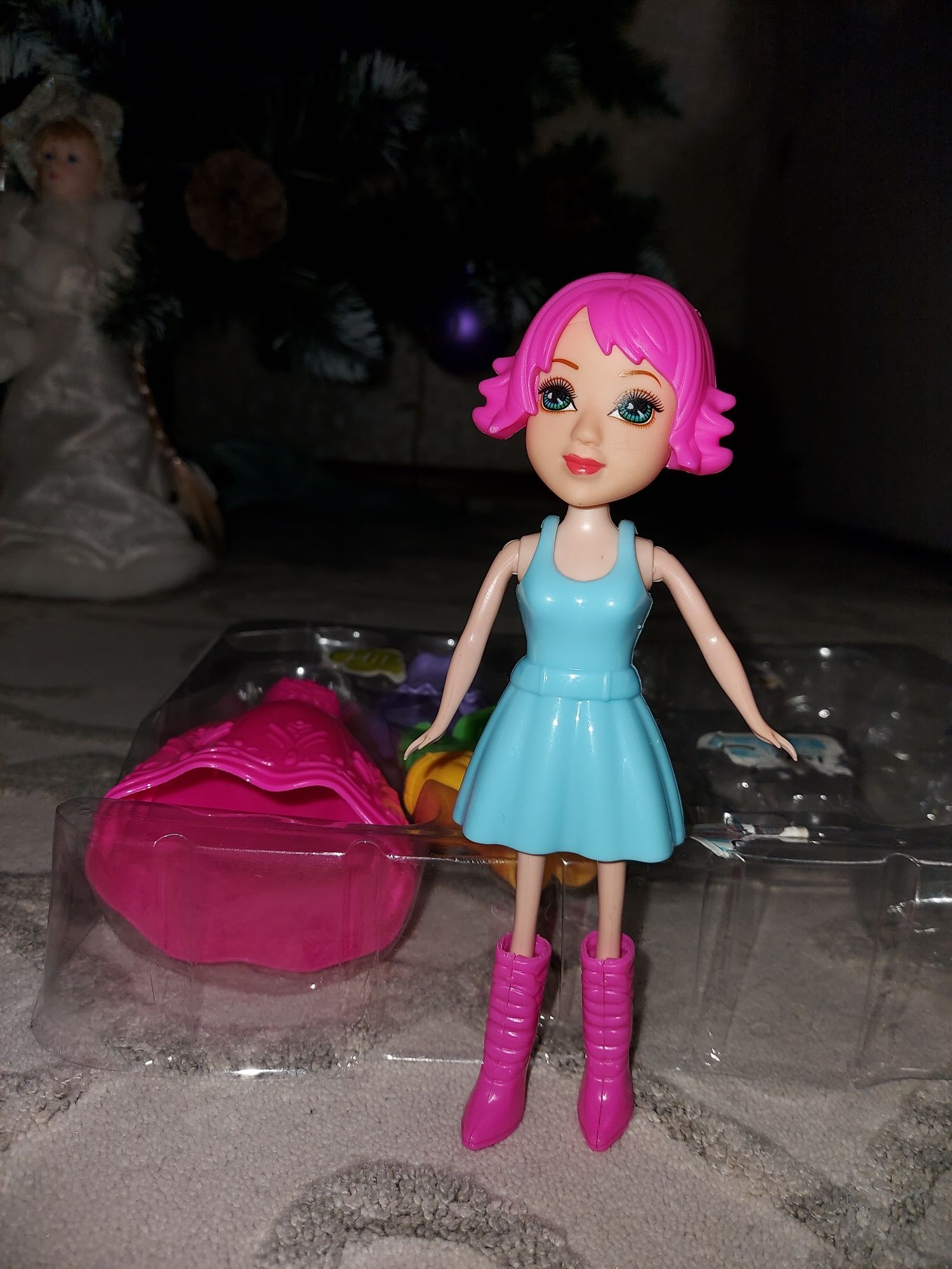 Лялька пластикова з платиковим одягом