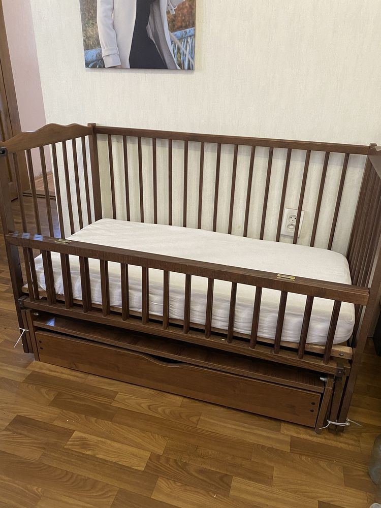Детская кроватка с маятником