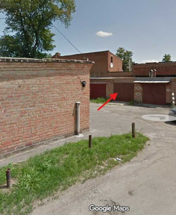 Цегляний гараж в центрі міста