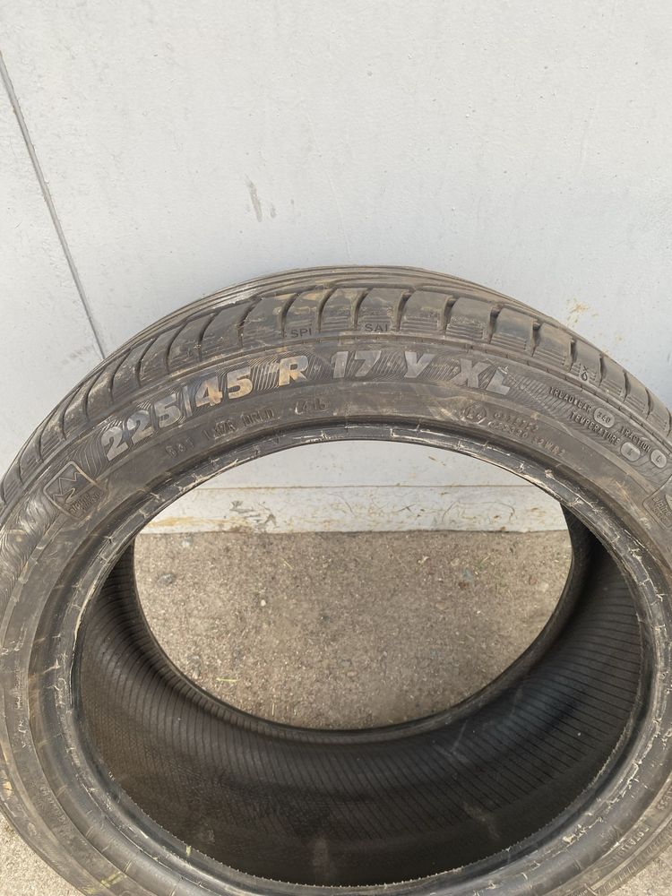 225 45 R17 продам  пару летних шин semperit