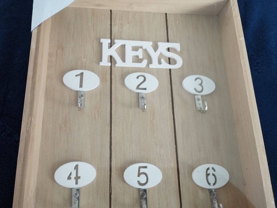 Bambusowa szafka na klucze.