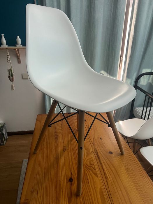 Vendo mesa de madeira,com 4 cadeiras de plastico branco e pés de madei