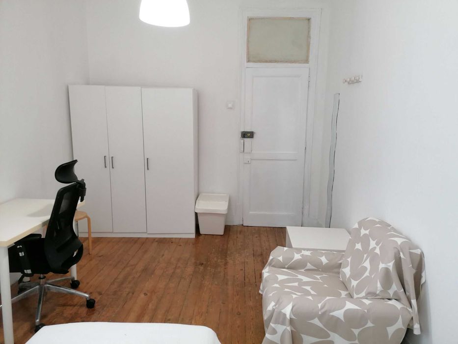Quarto disponível Avenidas Novas