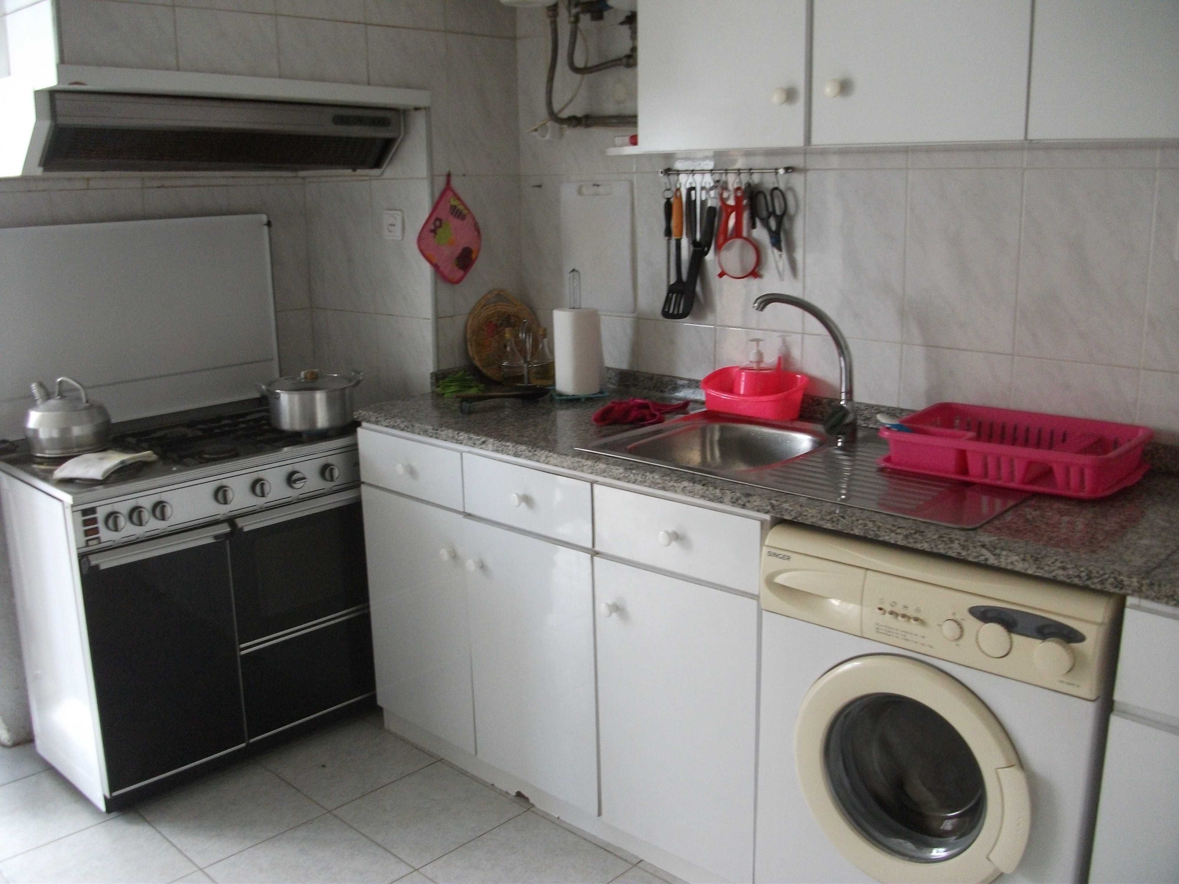 Quarto  espaçoso  a  1  menina  ou 2 meninas   no  CENTRO do Porto